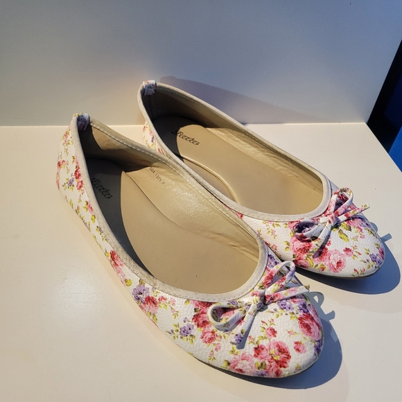 Beta women's floral flats size 7 - Picture 2 of 6